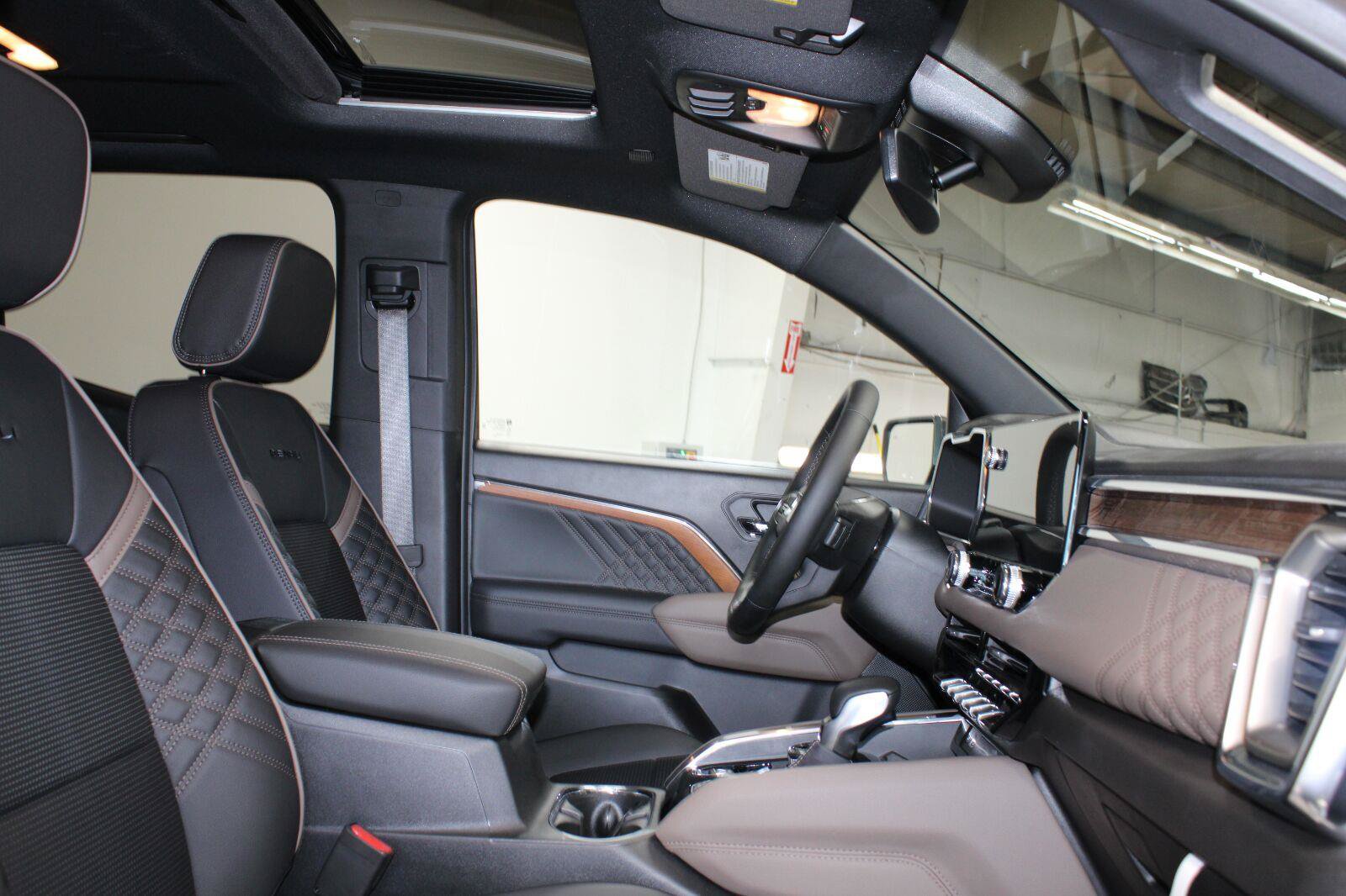 New 2026 GMC Canyon Denali w/ LPO, Denali Black Edition AWD/4WD image 17
