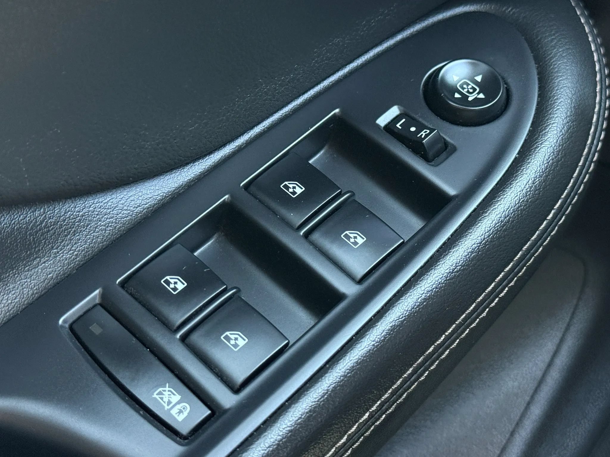 Used 2017 Buick Envision Essence FWD image 23