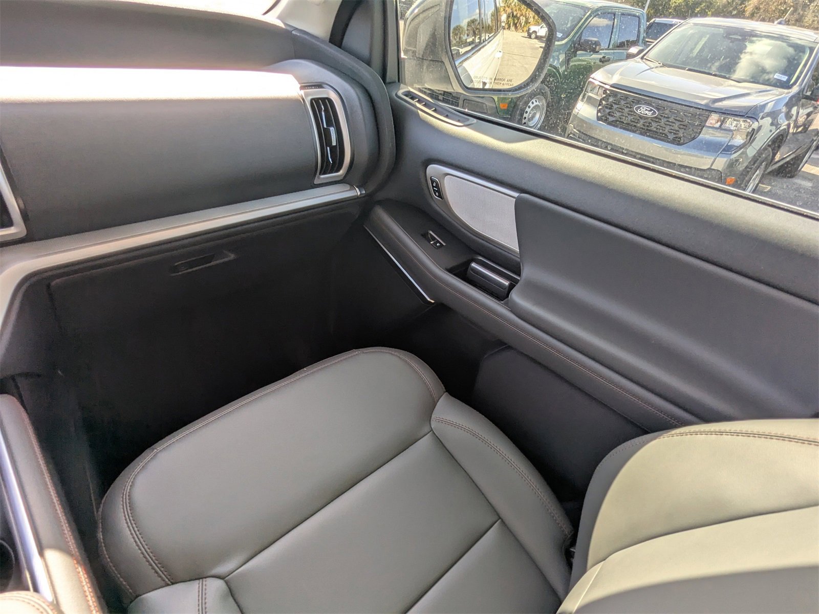 New 2025 Ford Expedition Active image 20