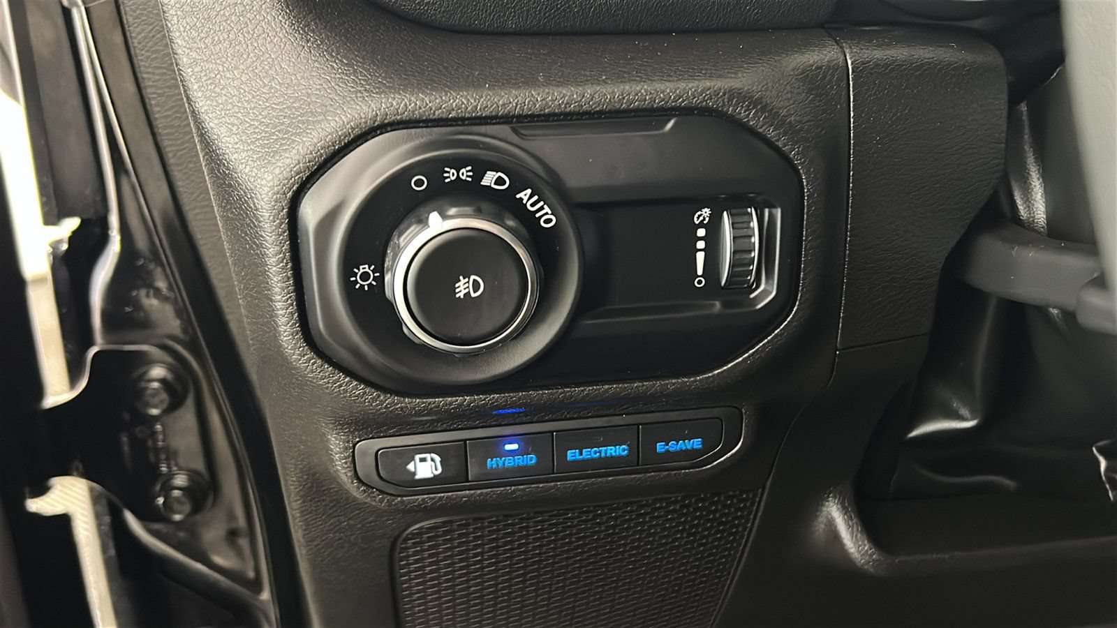 Used 2023 Jeep Wrangler Unlimited Sahara w/ Cold Weather Group AWD/4WD image 23