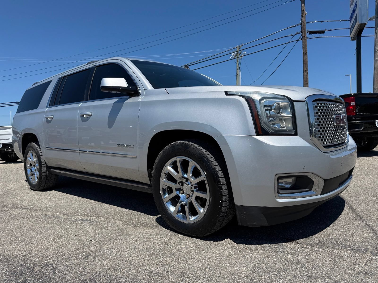 Used 2015 GMC Yukon XL Denali w/ Touring Package AWD/4WD image 10