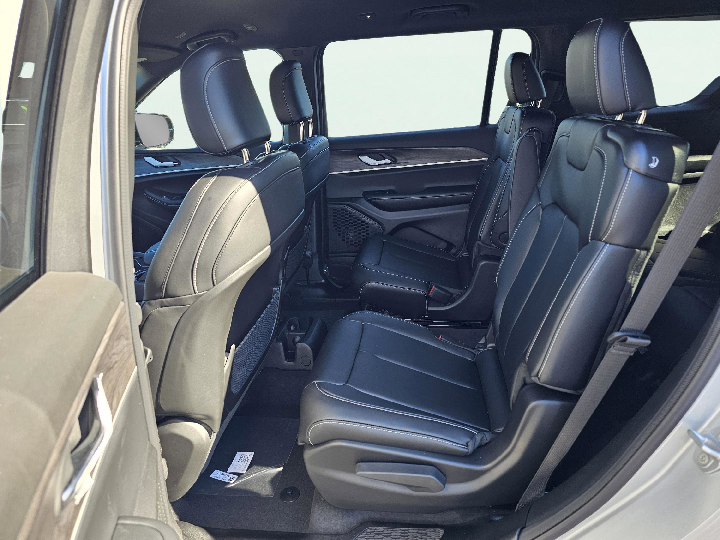 New 2025 Jeep Grand Cherokee L Limited w/ Black Appearance Package image 31