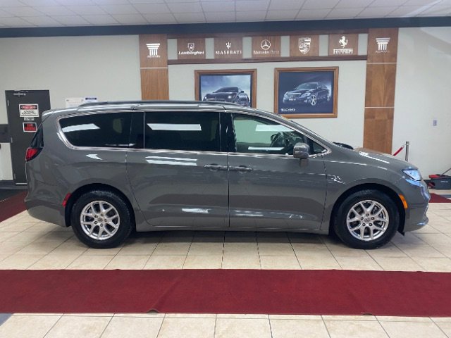 Used 2022 Chrysler Pacifica Touring-L image 4