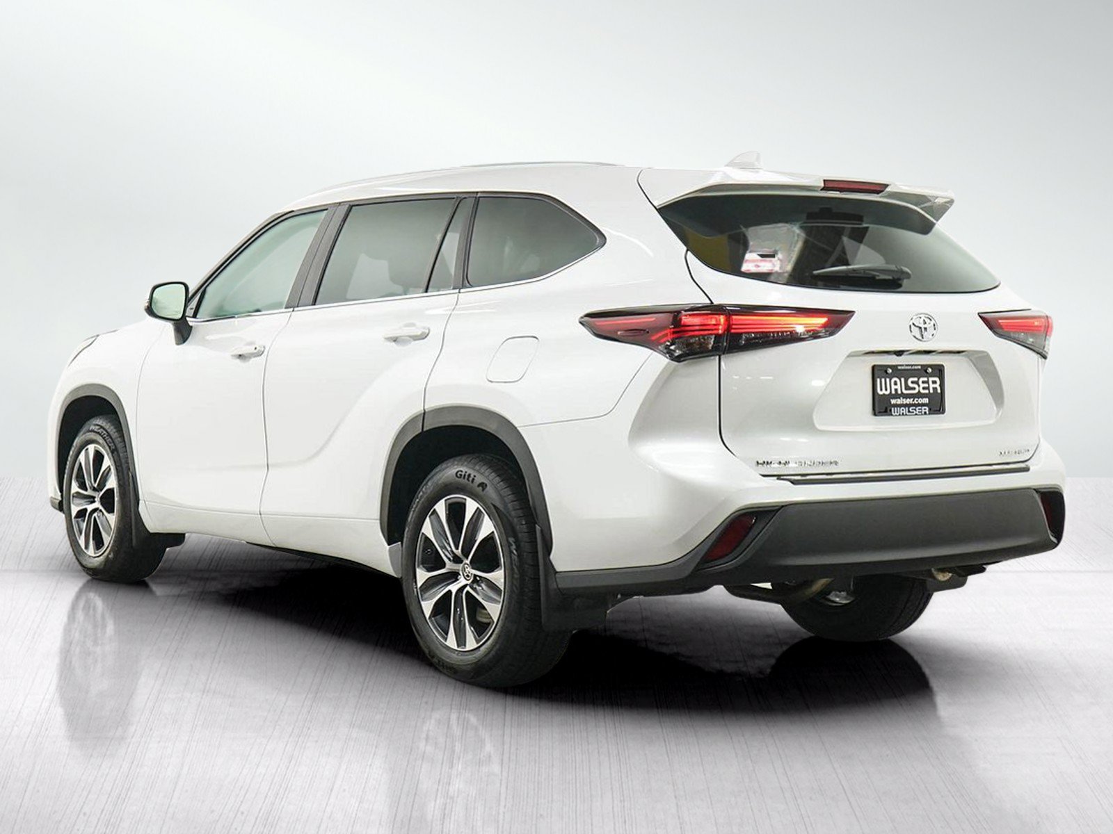 Used 2024 Toyota Highlander XLE AWD/4WD image 3