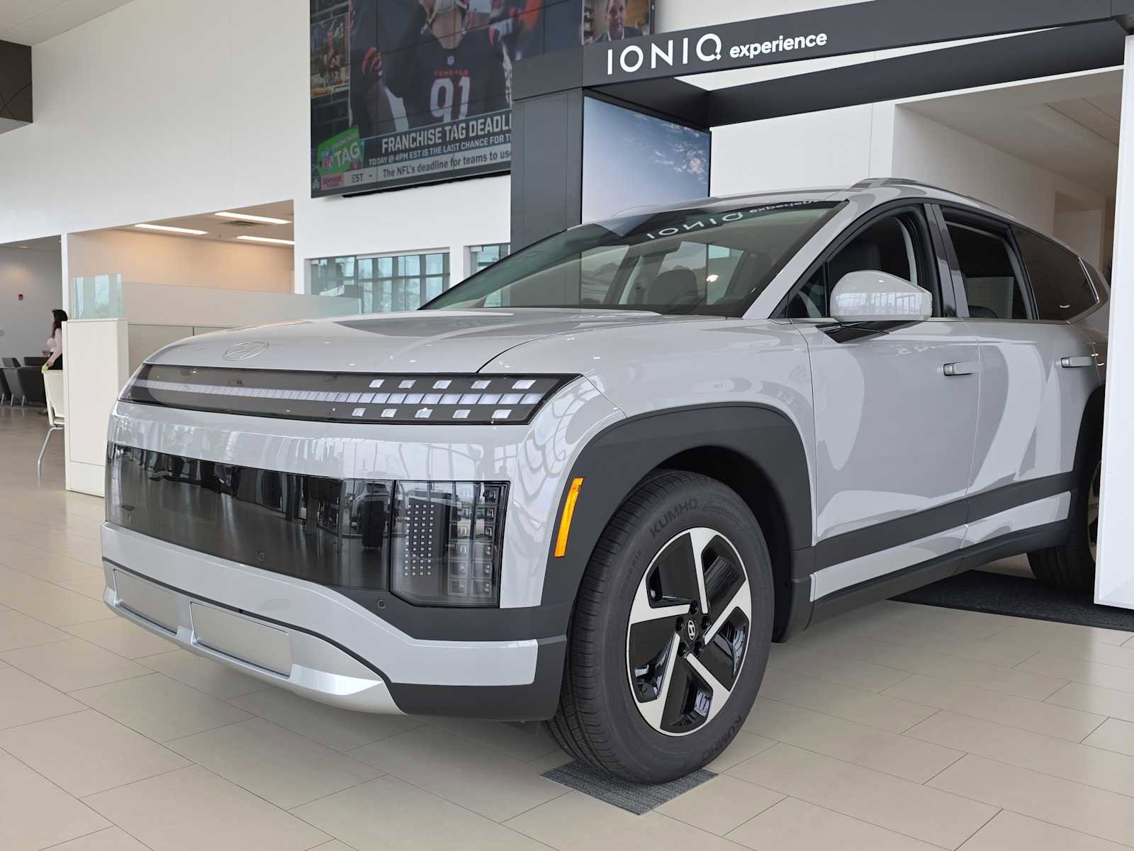 New 2026 Hyundai Ioniq 9 SE image 3