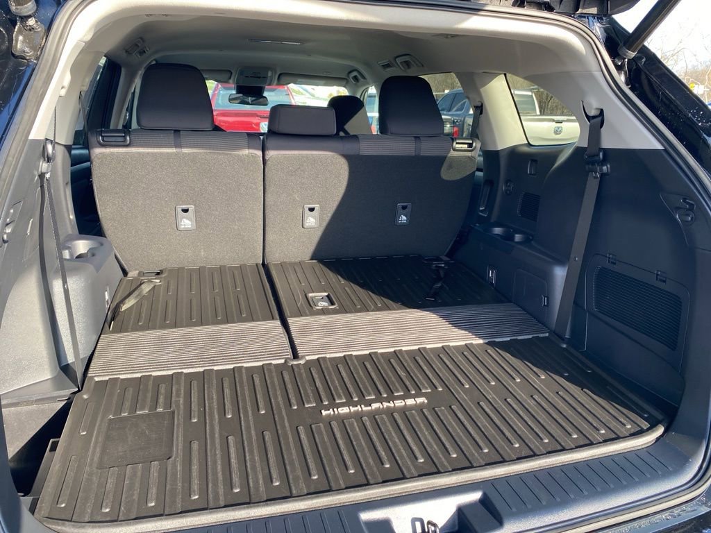Used 2023 Toyota Highlander LE image 16