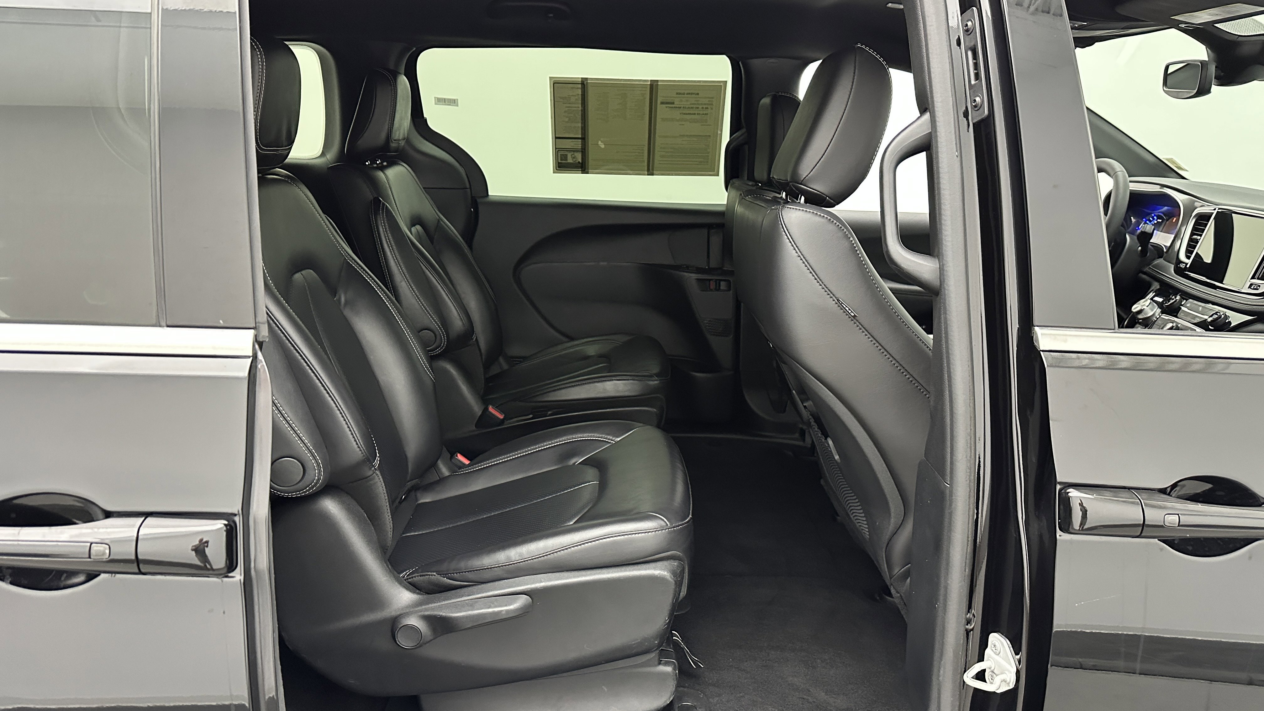 Used 2025 Chrysler Pacifica Select image 32