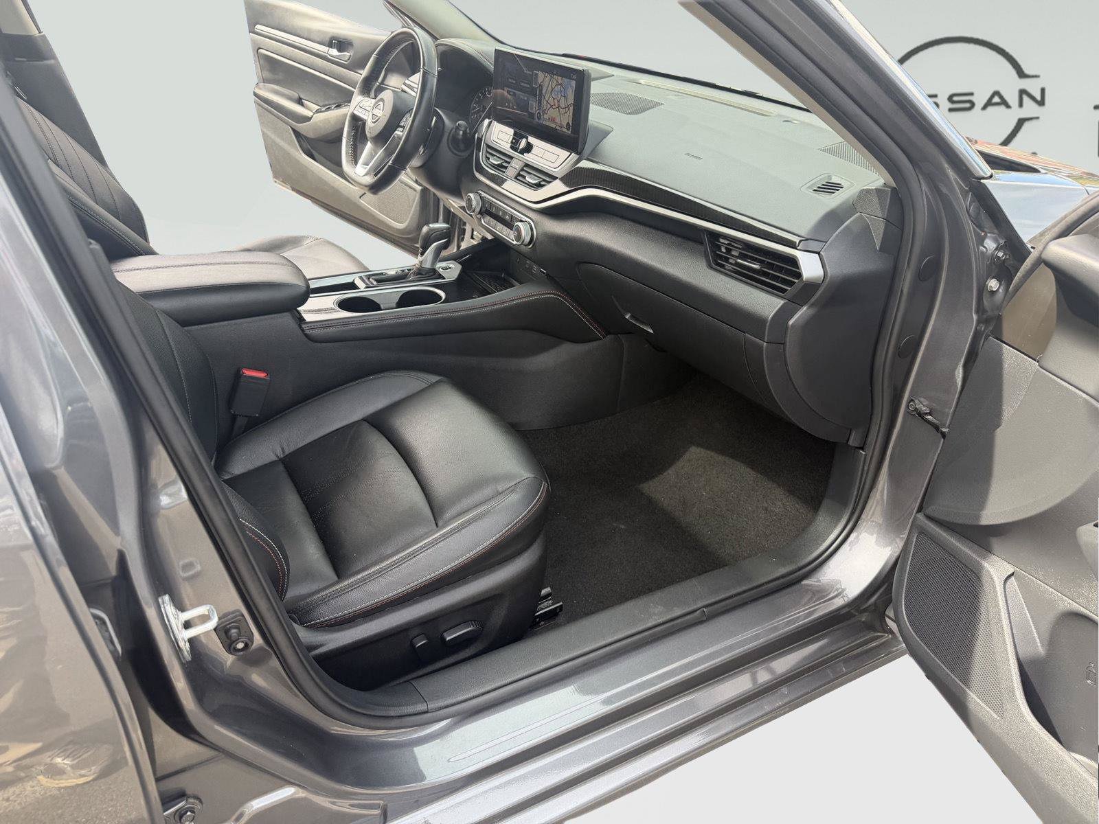 Used 2024 Nissan Altima 2.5 SR w/ SR Premium Package FWD image 32