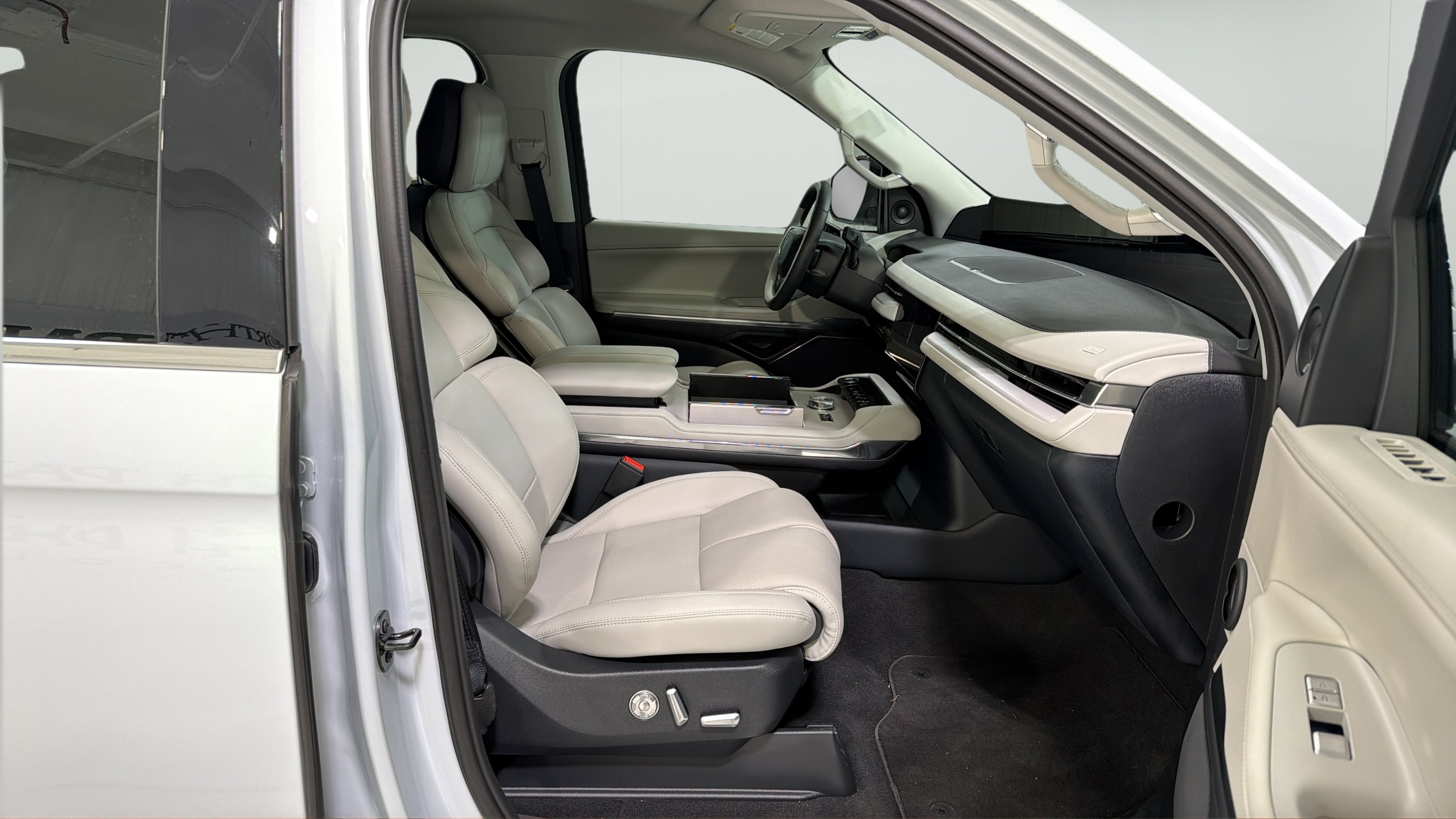 Used 2026 Lincoln Navigator Premiere AWD/4WD image 26