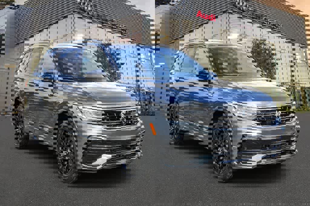 Used 2024 Volkswagen Tiguan SE R-Line image 5