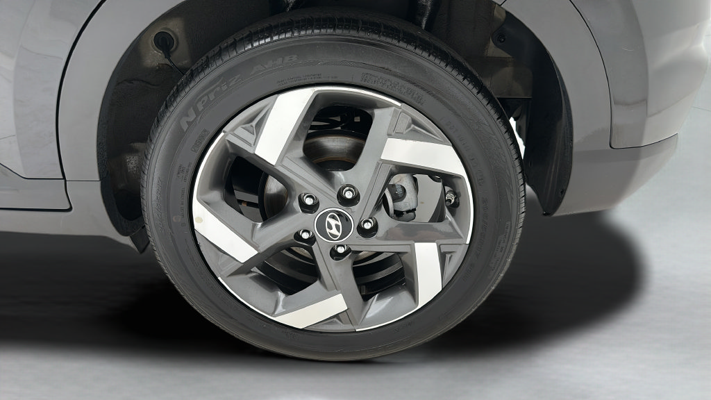 Used 2025 Hyundai Venue SEL FWD image 8