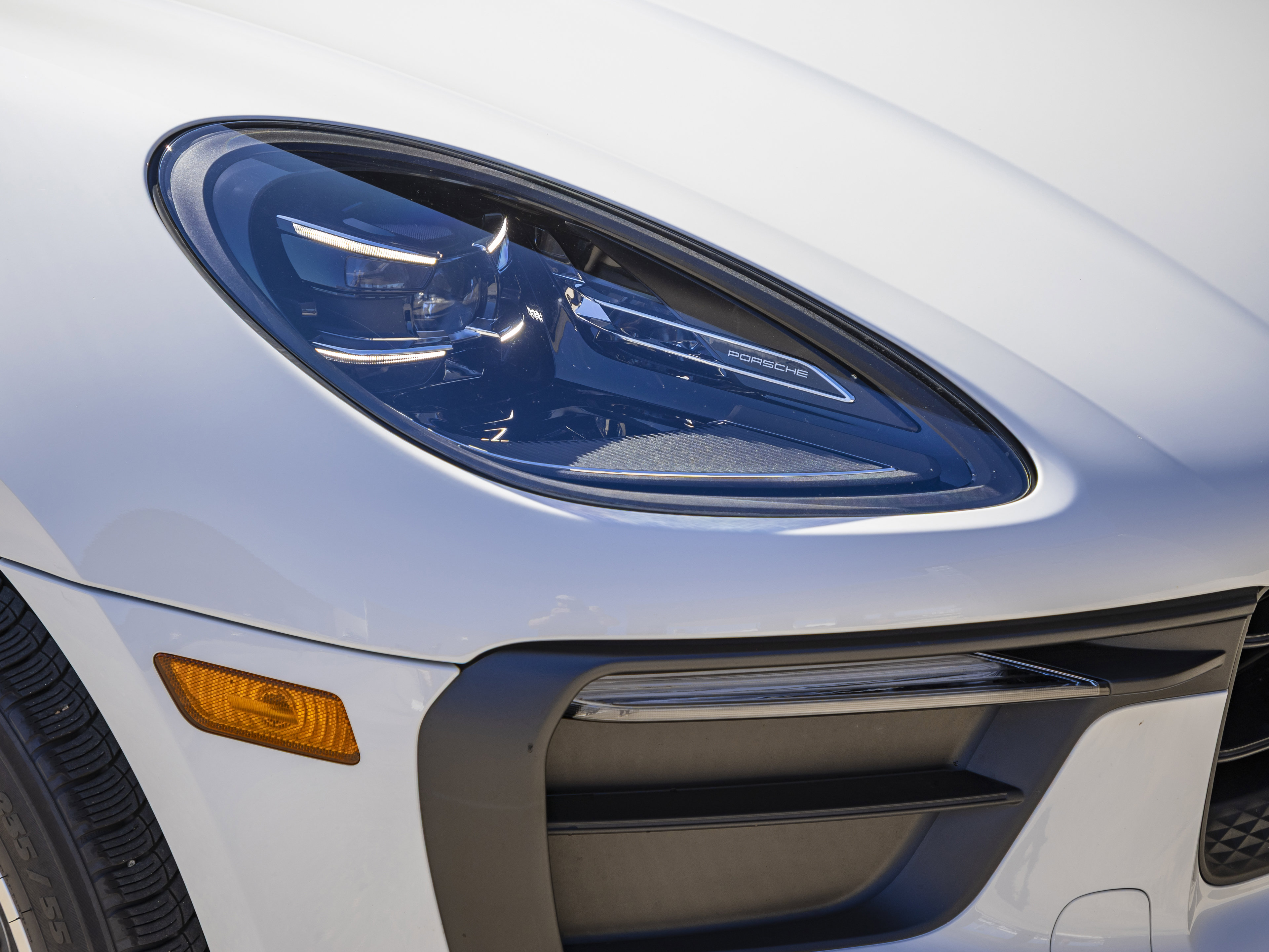 Certified 2025 Porsche Macan image 12