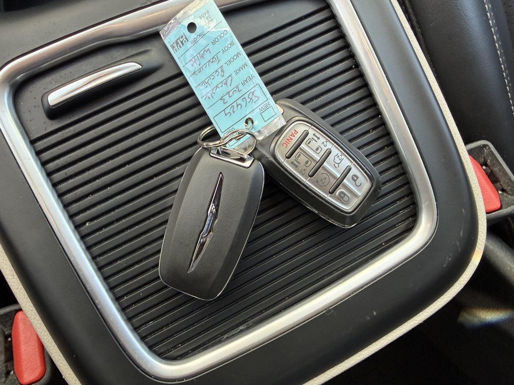 Used 2023 Chrysler Pacifica Touring-L FWD image 35