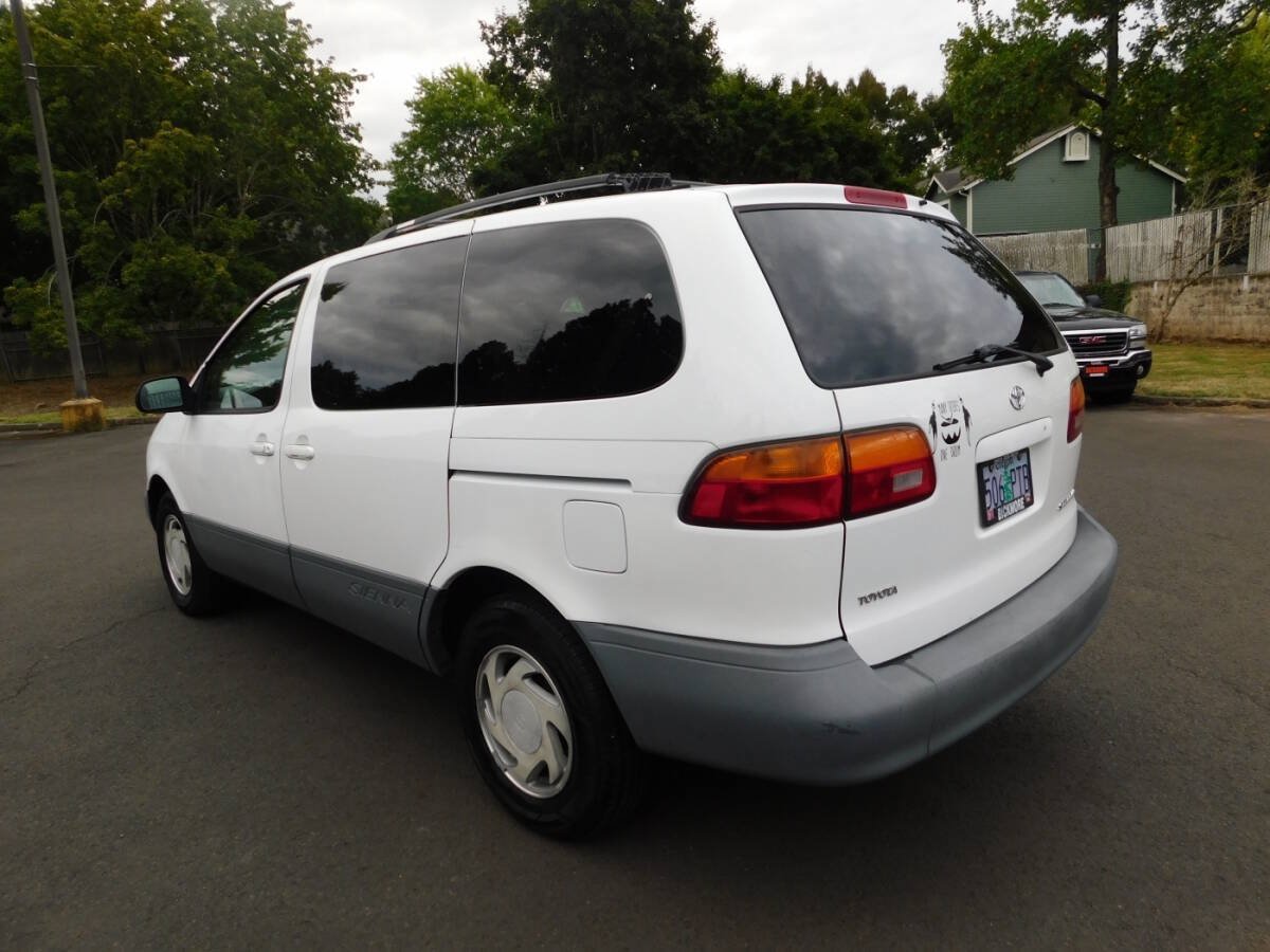 Used 2000 Toyota Sienna LE w/ LE Extra Value Pkg FWD image 3