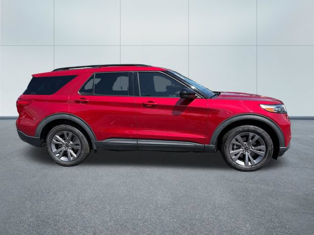 Used 2022 Ford Explorer XLT w/ Equipment Group 202A AWD/4WD image 2