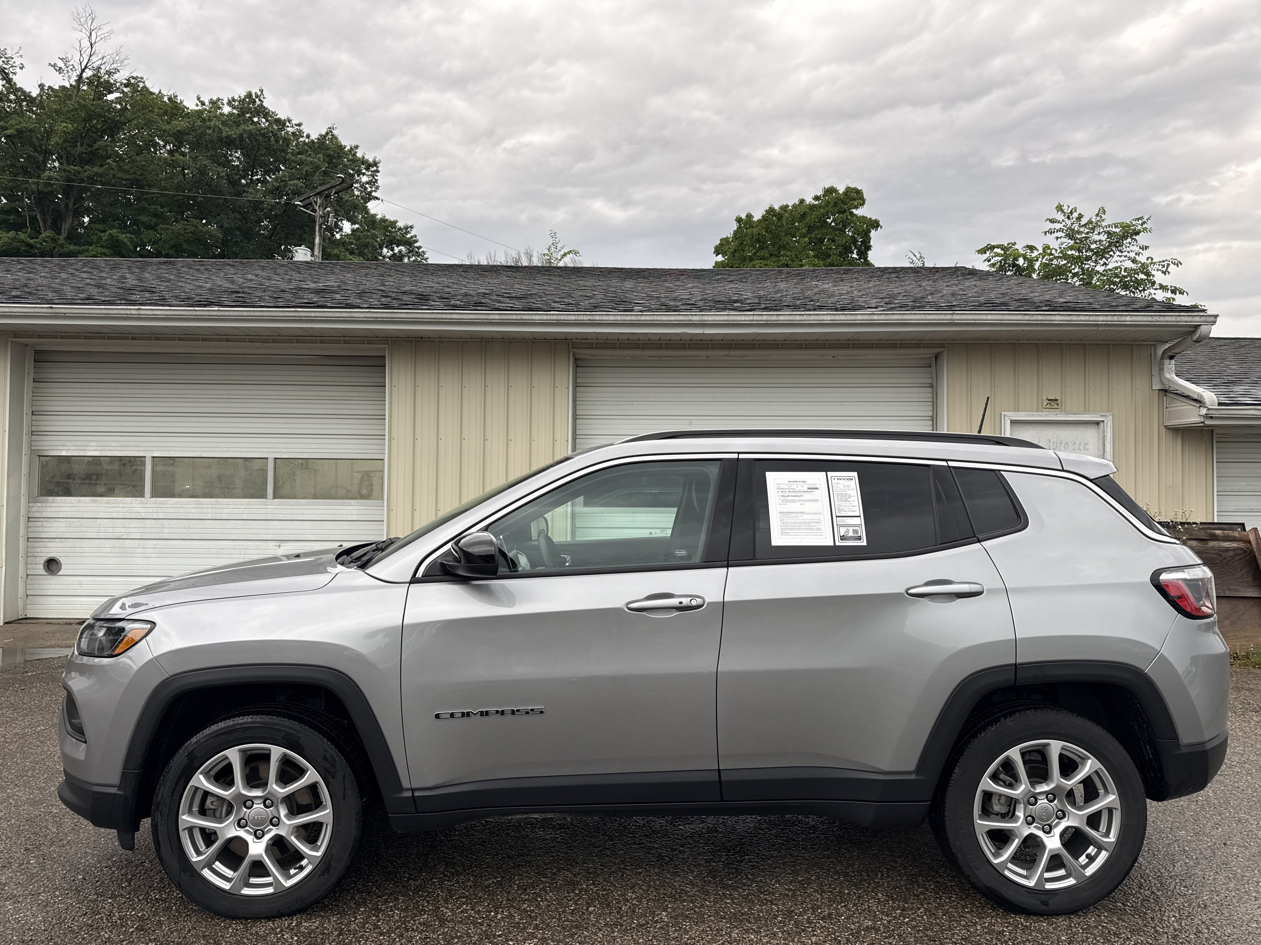 Used 2023 Jeep Compass Latitude AWD/4WD image 7