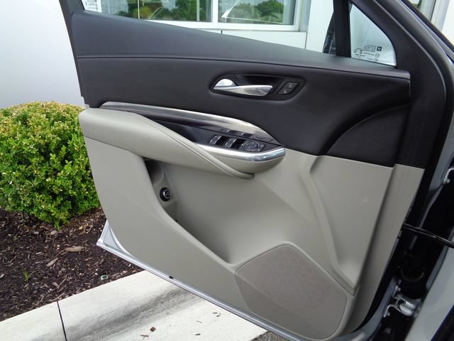 Used 2021 Cadillac XT4 Luxury w/ Cold Weather Package FWD image 16