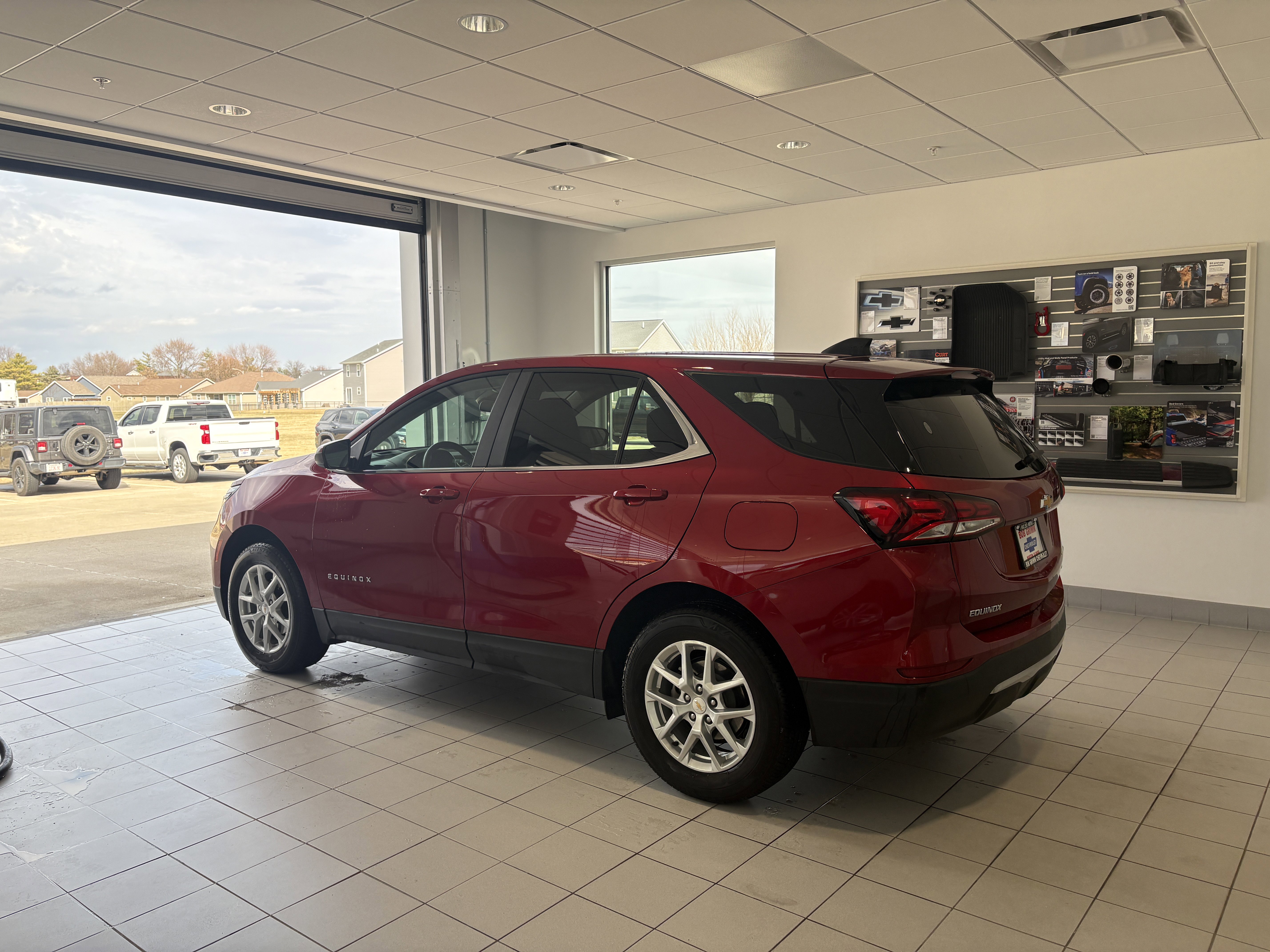 Used 2023 Chevrolet Equinox LT image 3