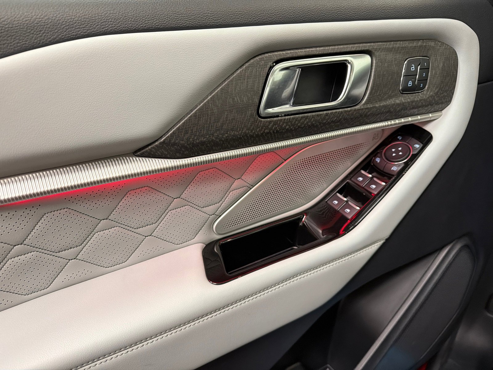 Used 2025 Ford Explorer Platinum w/ Ultimate Package image 36