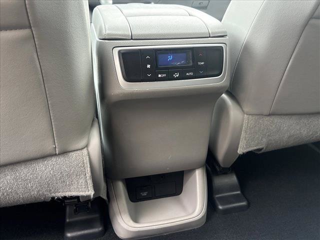 Used 2016 Toyota Highlander XLE AWD/4WD image 25