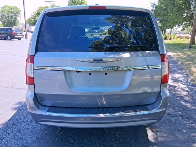 Used 2014 Chrysler Town & Country Touring FWD image 4