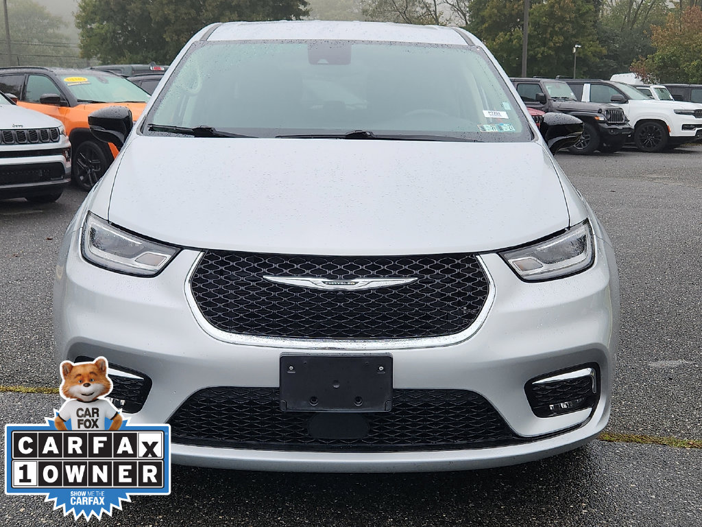Used 2024 Chrysler Pacifica Touring-L FWD image 2