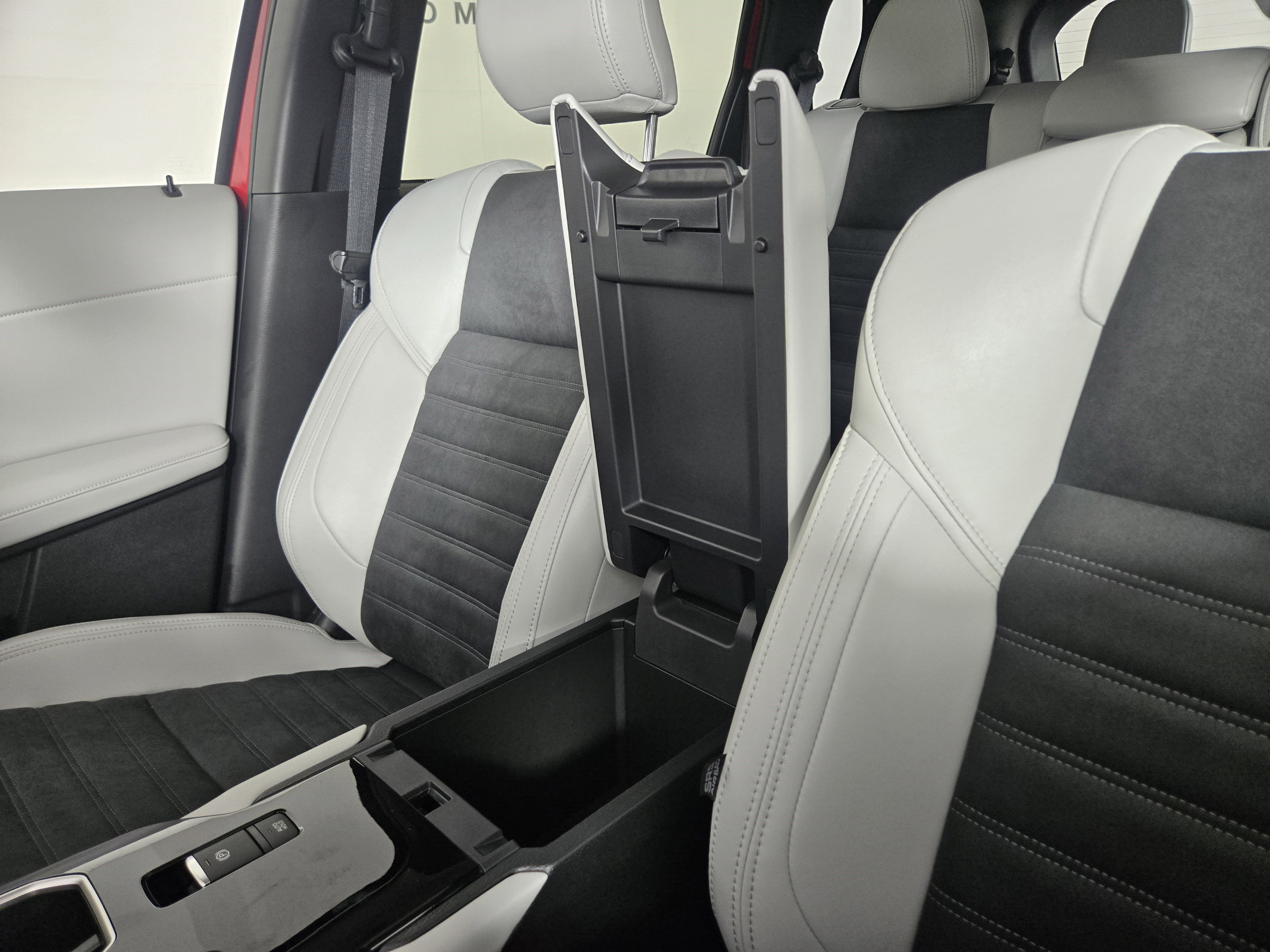 New 2025 Mitsubishi Outlander SE image 29