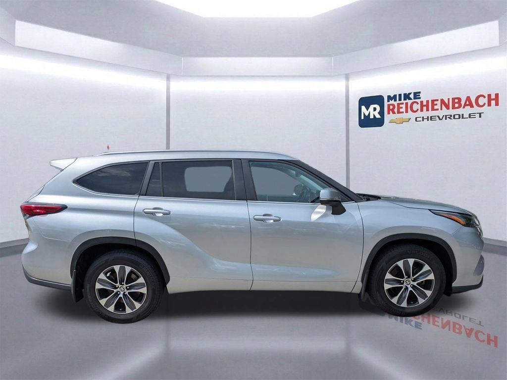 Used 2023 Toyota Highlander XLE FWD video 3