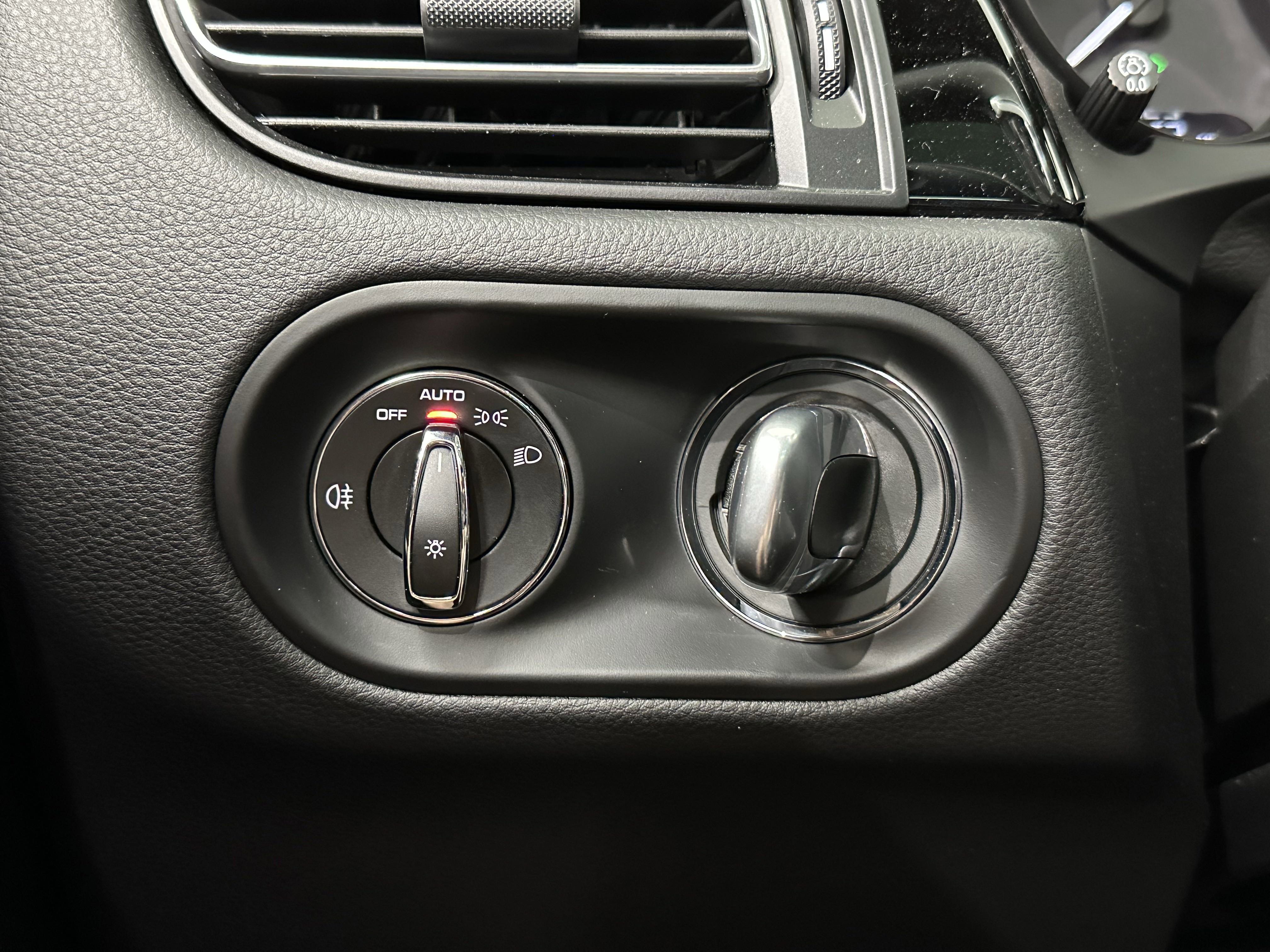 Certified 2024 Porsche Macan image 46