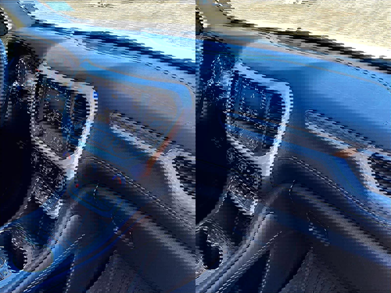 Used 2023 GMC Acadia SLT w/ Elevation Edition image 22