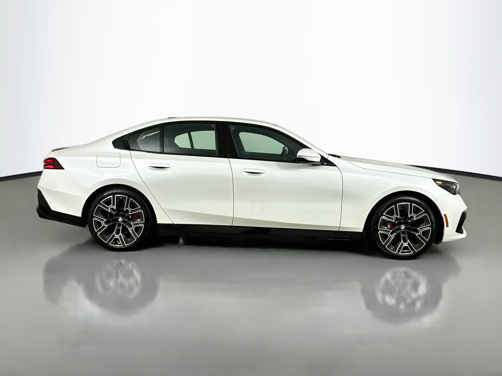 New 2027 BMW 530i xDrive w/ M Sport Package AWD/4WD image 4