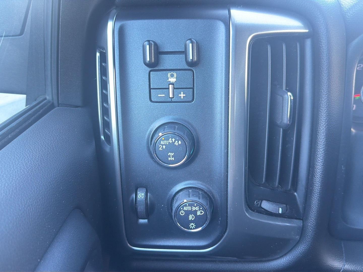 Used 2018 Chevrolet Silverado 1500 LT w/ All Star Edition AWD/4WD image 18