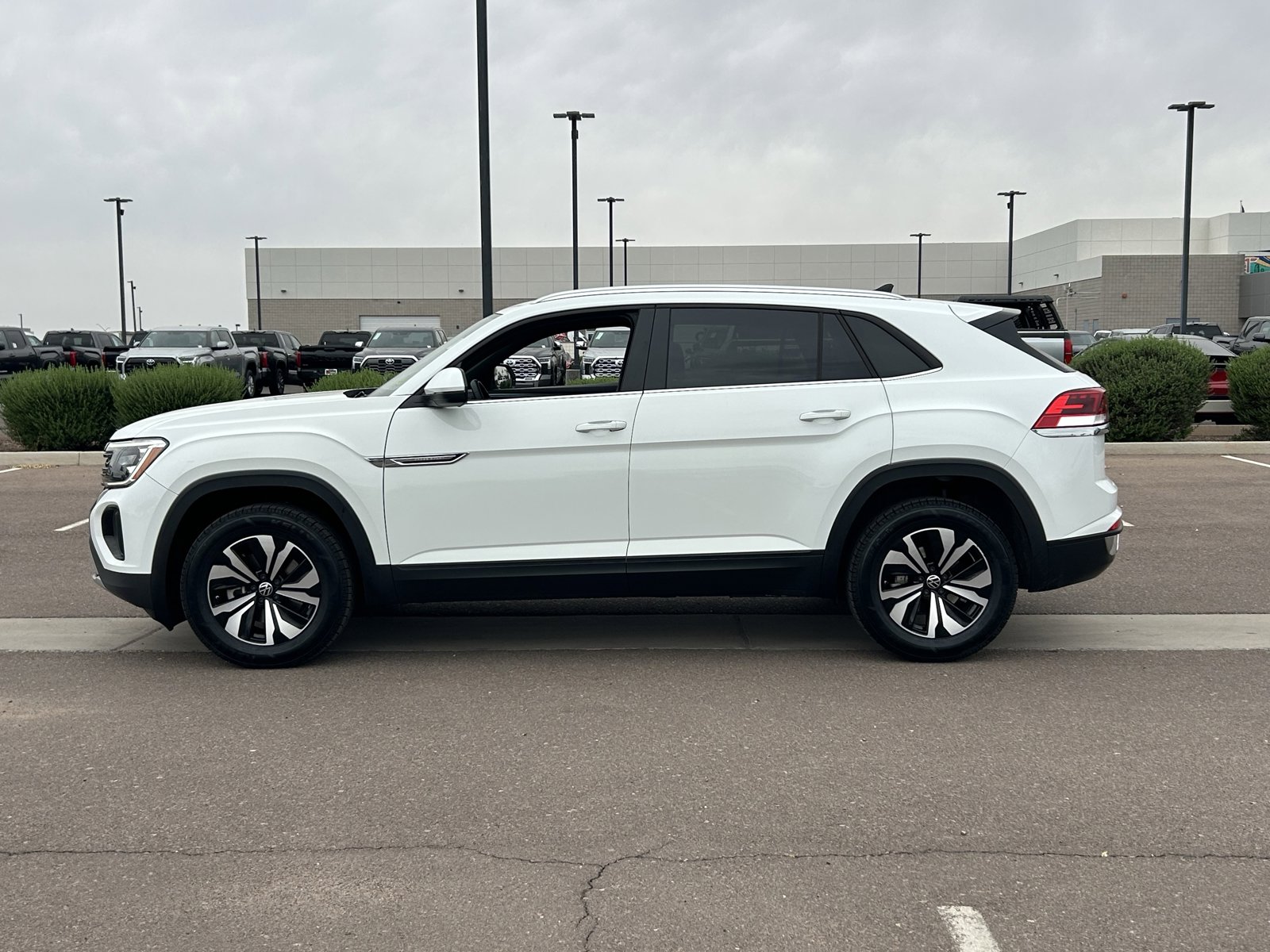 Used 2024 Volkswagen Atlas Cross Sport SE AWD/4WD image 2