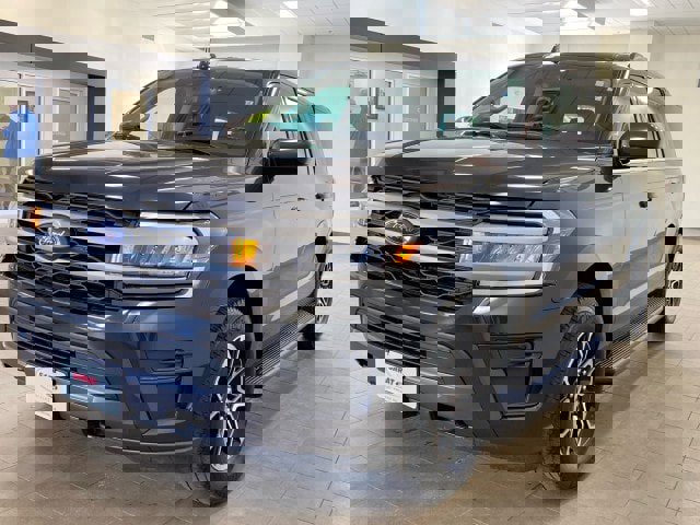 Used 2023 Ford Expedition Max XLT image 4