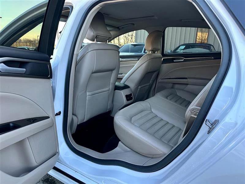 Used 2017 Ford Fusion SE w/ Fusion SE Technology Package image 24