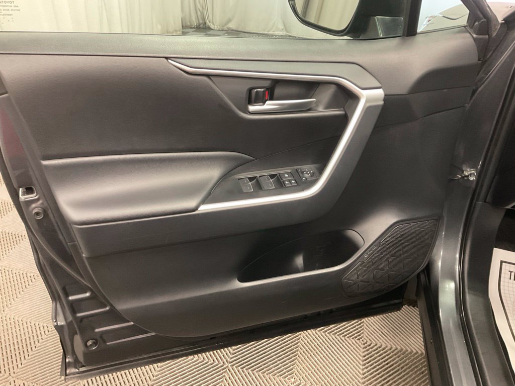 Used 2025 Toyota RAV4 XLE AWD/4WD image 12