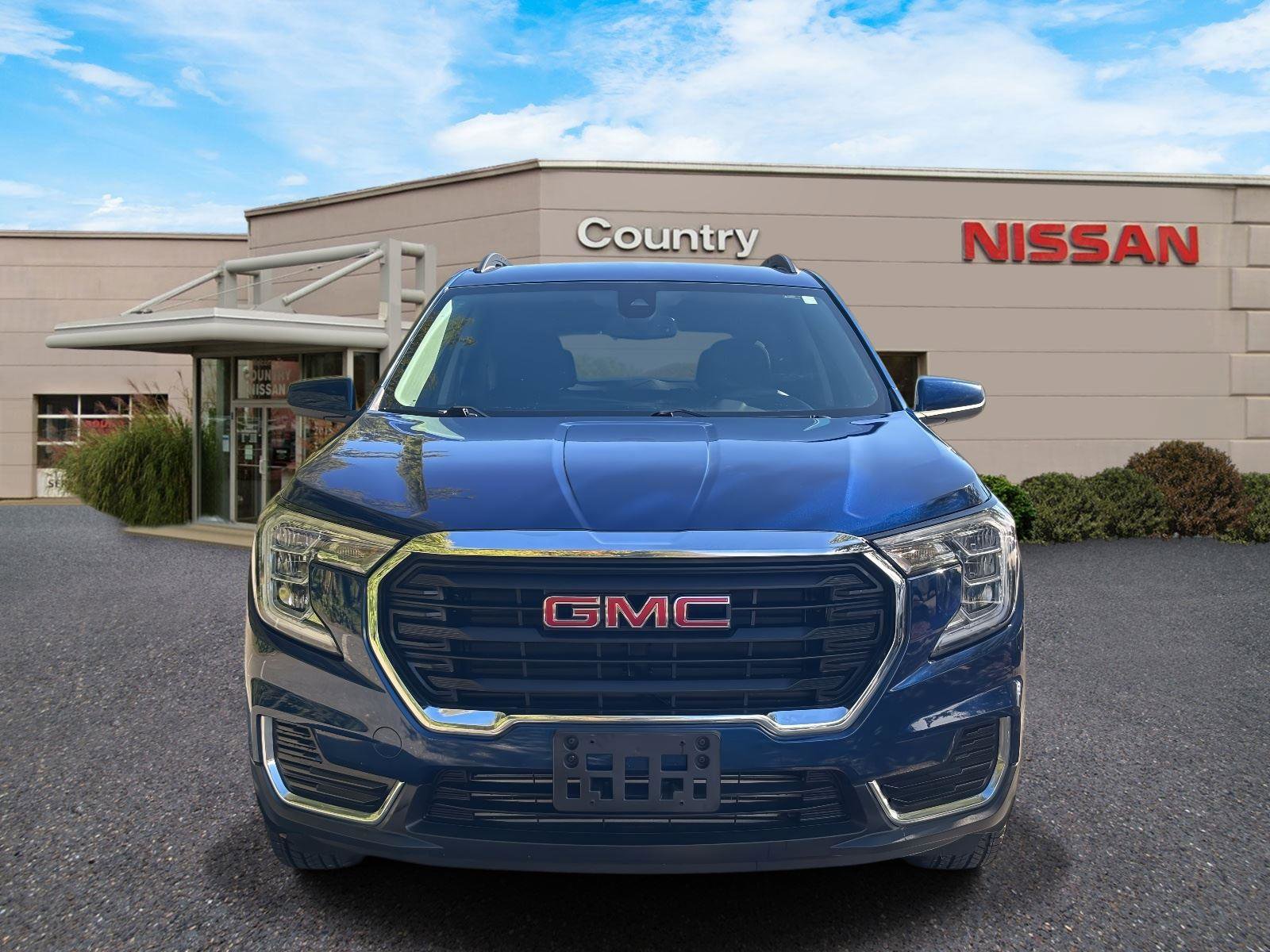 Used 2022 GMC Terrain SLE w/ Driver Convenience Package image 2