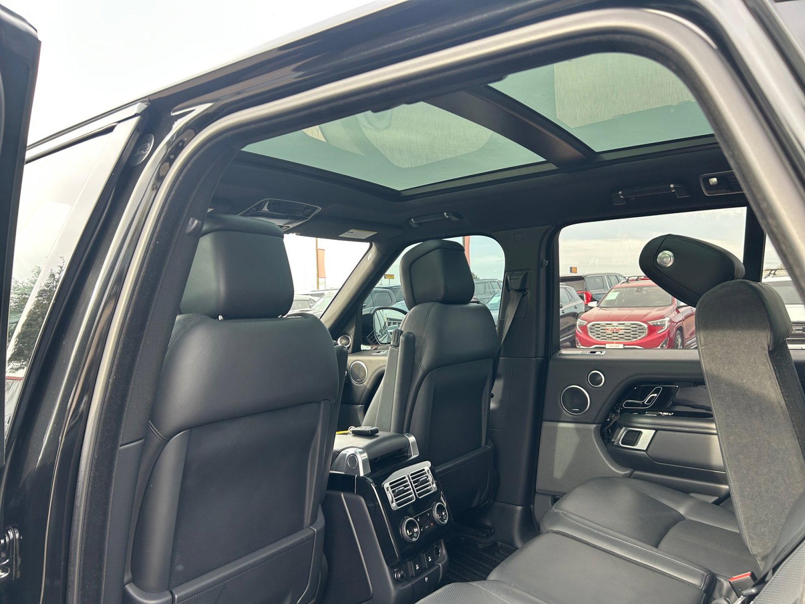 Used 2019 Land Rover Range Rover HSE image 19