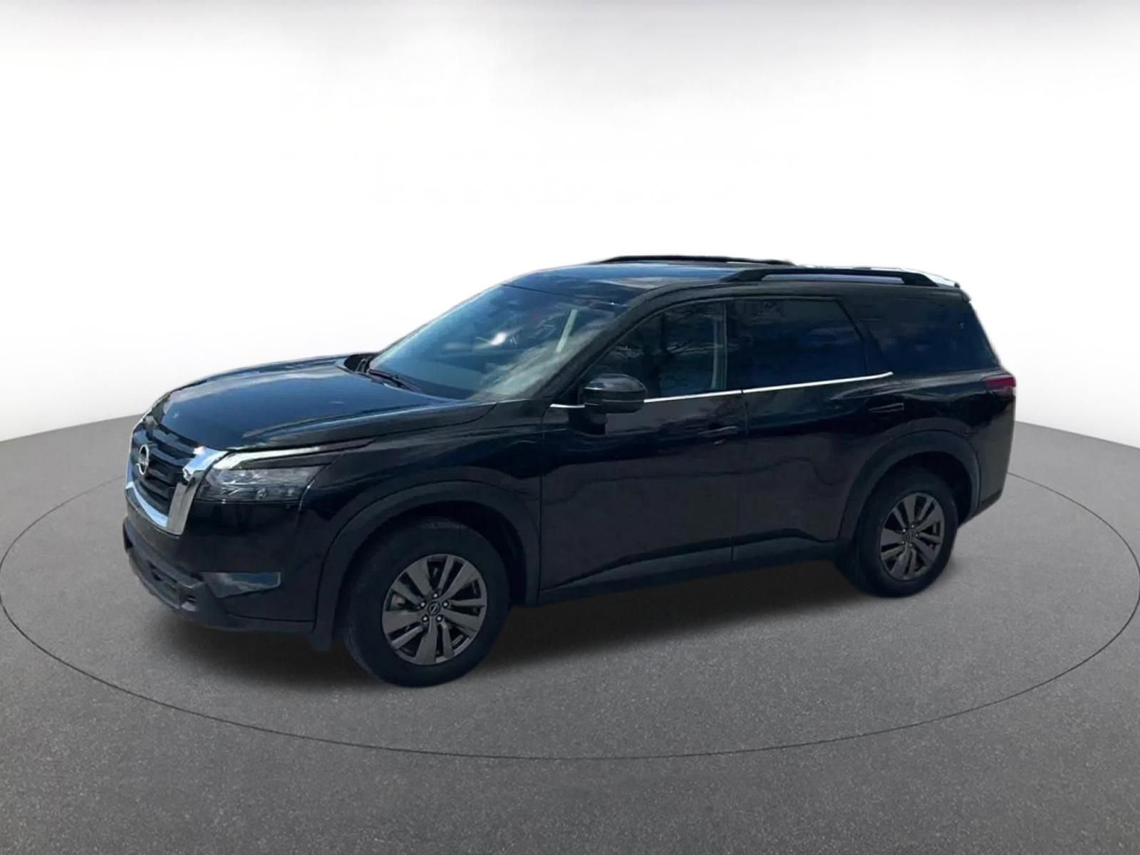 Used 2025 Nissan Pathfinder SV image 8