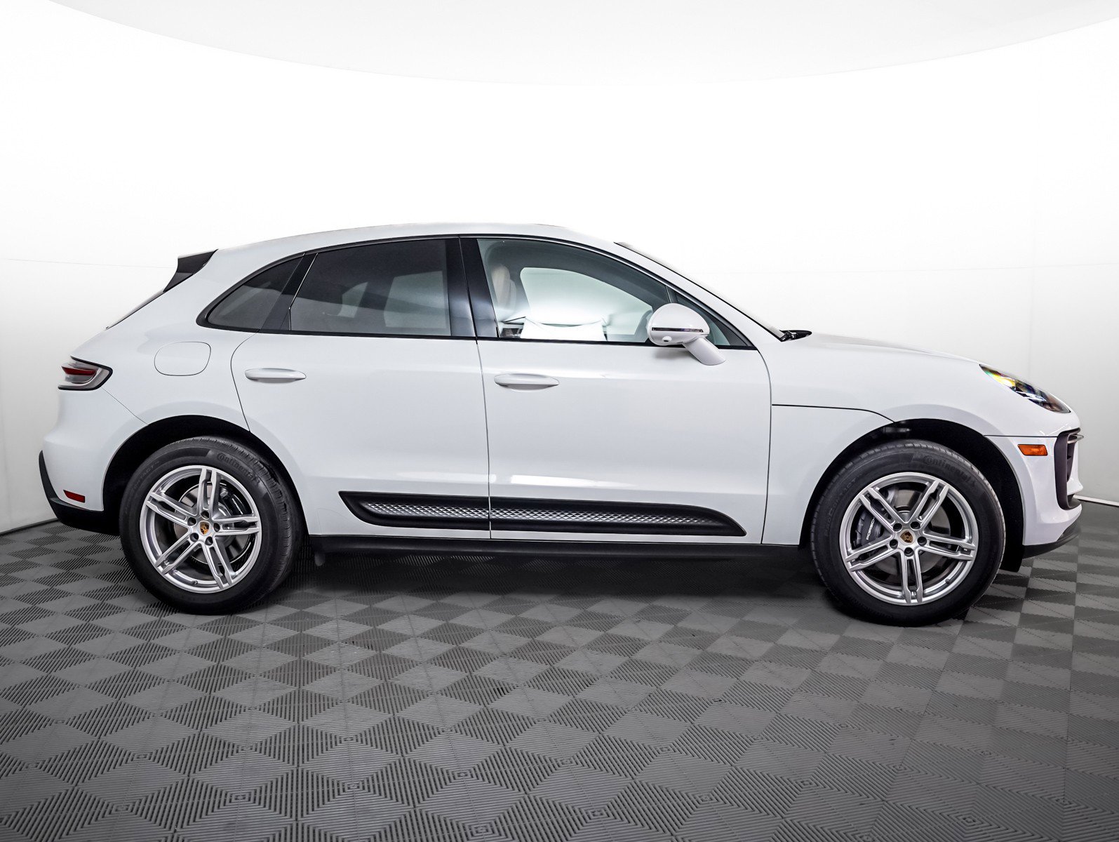 Certified 2024 Porsche Macan image 11