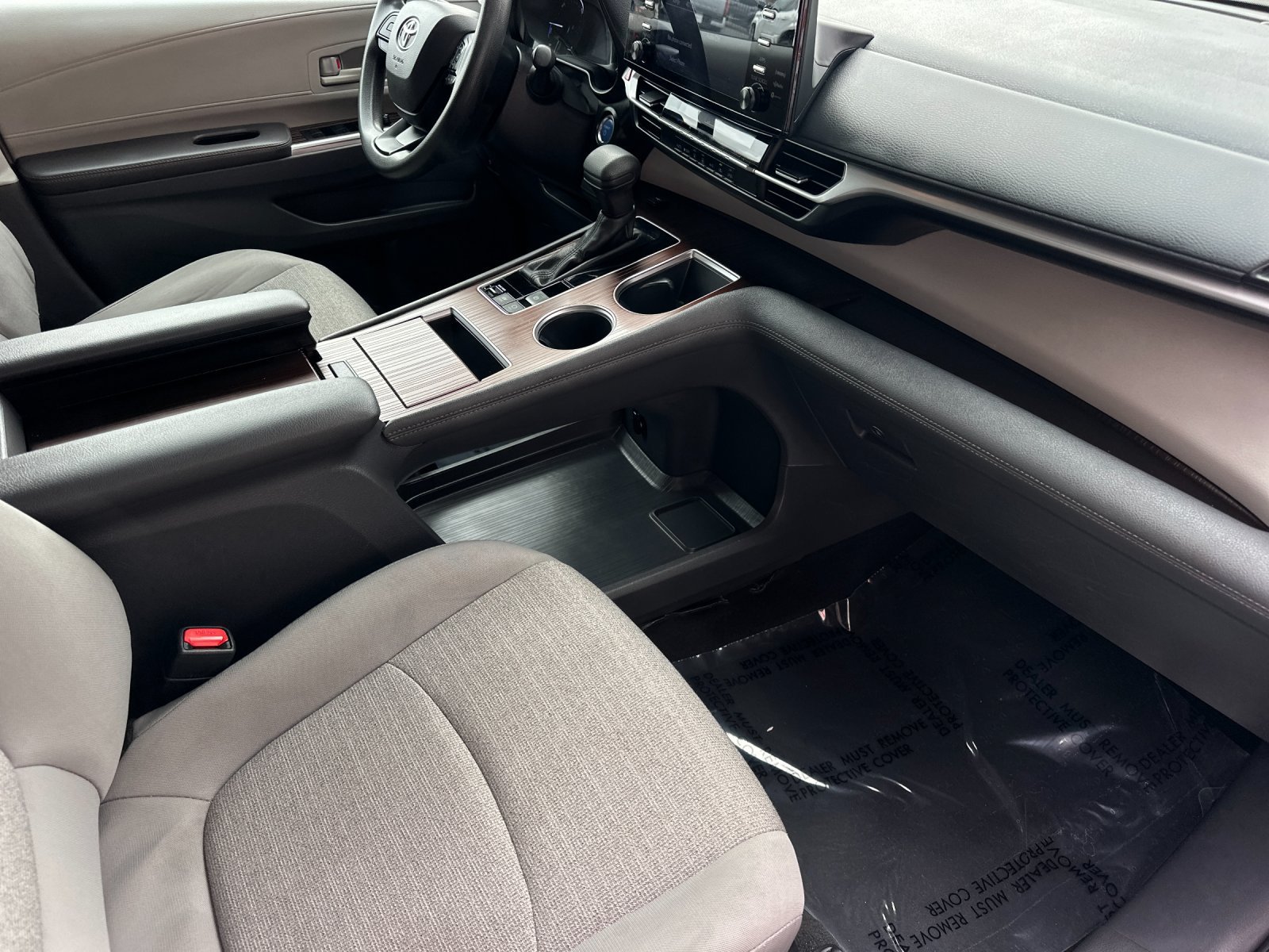 Used 2024 Toyota Sienna LE FWD image 16