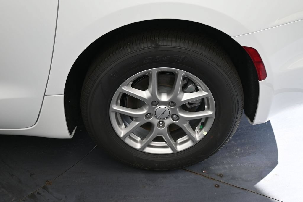 New 2027 Chrysler Pacifica Select w/ Family Tech Group FWD image 9
