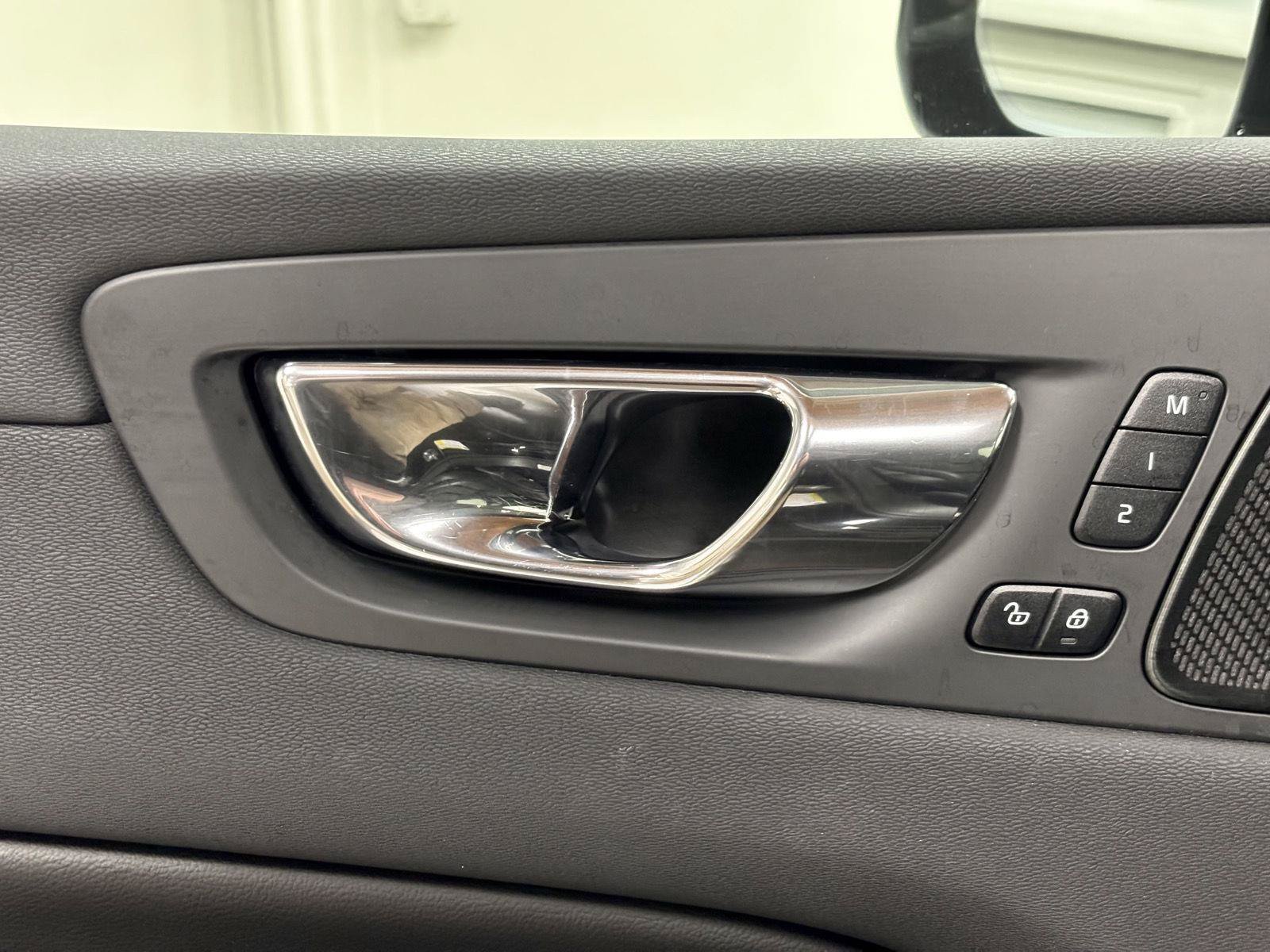 Used 2019 Volvo XC60 T5 Momentum w/ Multimedia Package AWD/4WD image 15