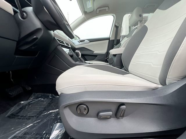 Used 2025 Volkswagen Taos SE image 12