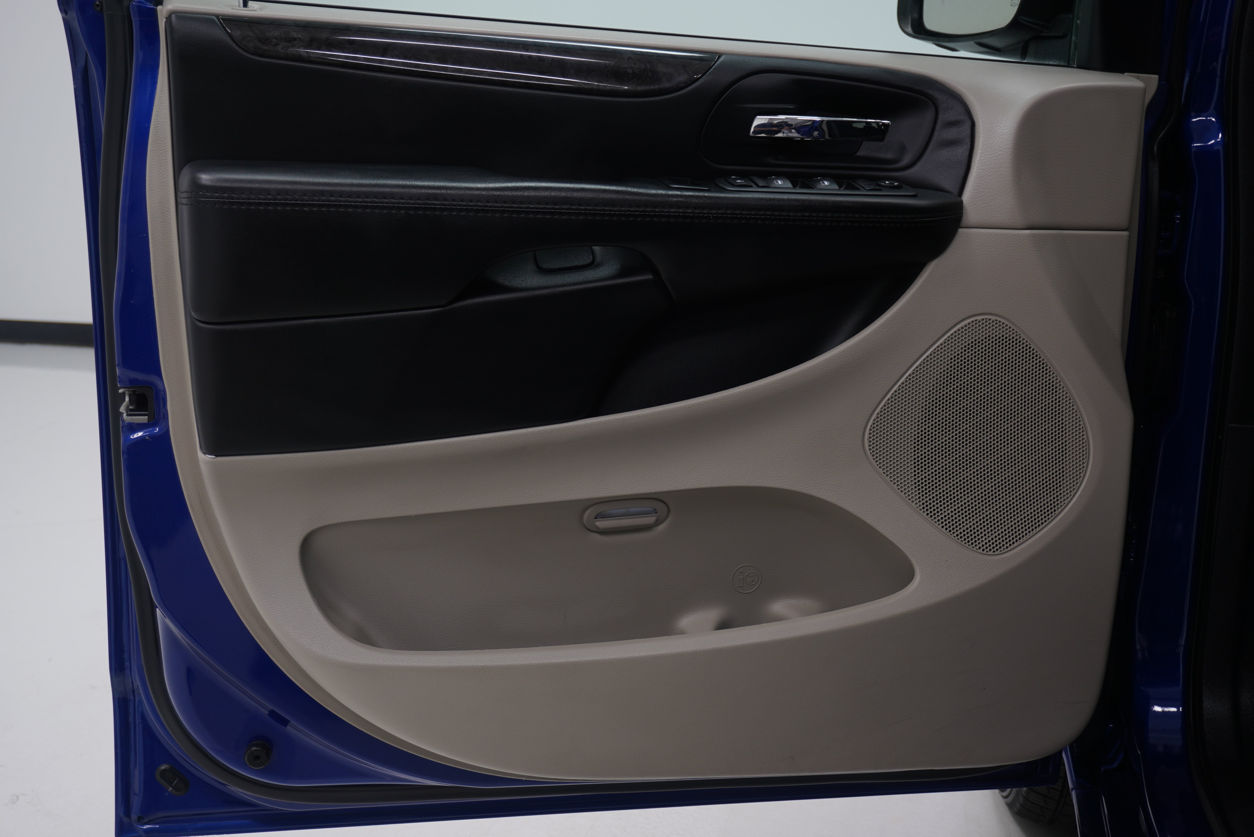 Used 2018 Dodge Grand Caravan SE w/ UConnect Hands-Free Group FWD image 16