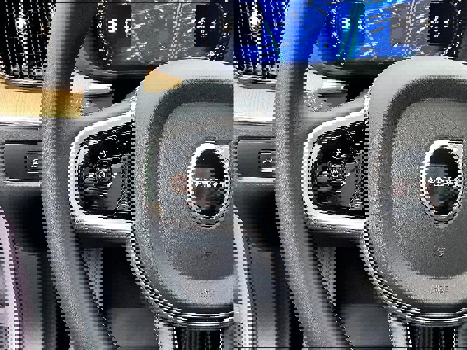 Used 2026 Volvo XC60 B5 Ultra w/ Climate Package image 21