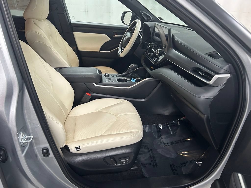 Certified 2025 Toyota Highlander XSE AWD/4WD image 13