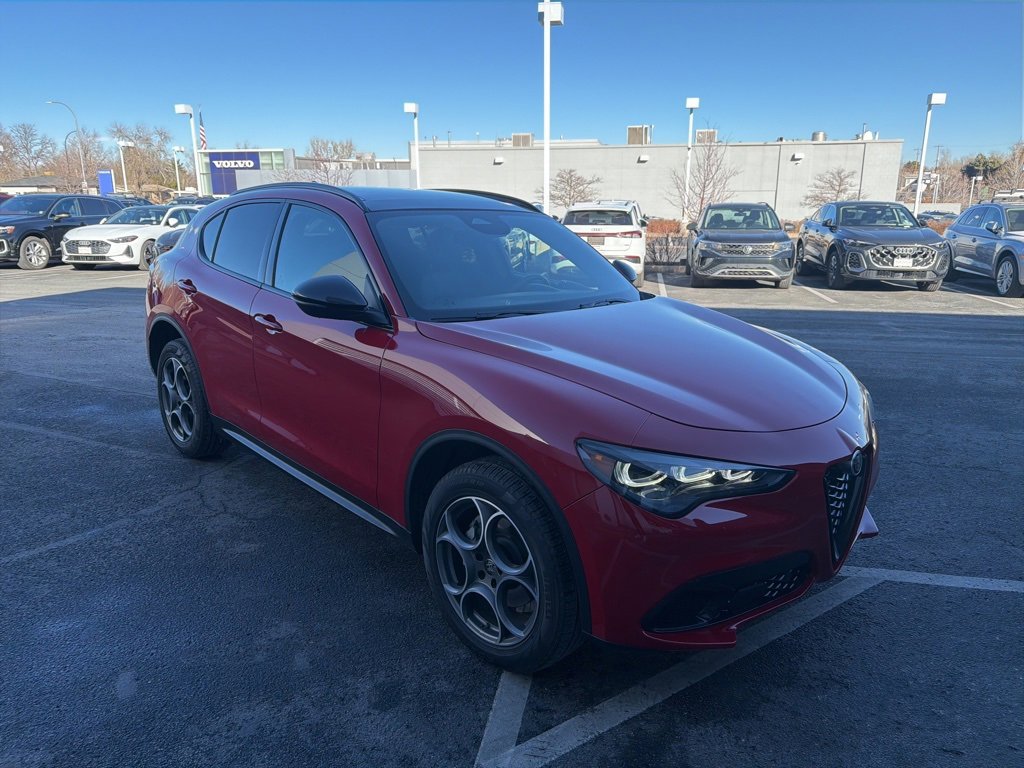 Used 2025 Alfa Romeo Stelvio Sprint image 4