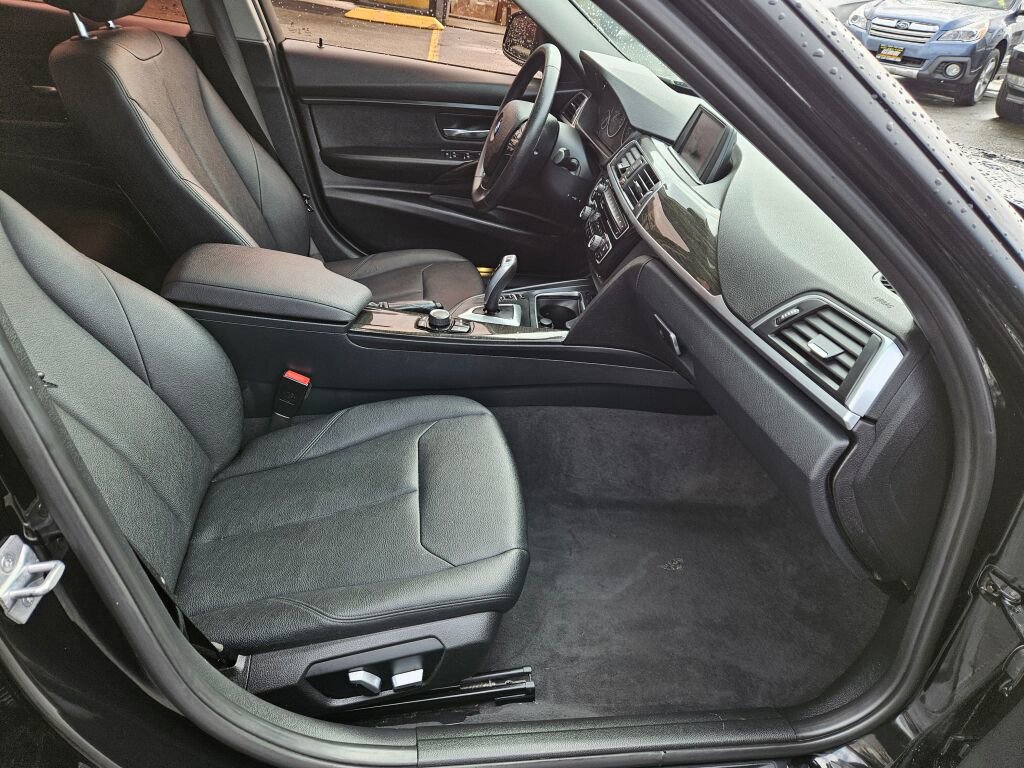 Used 2018 BMW 320i xDrive Sedan image 9