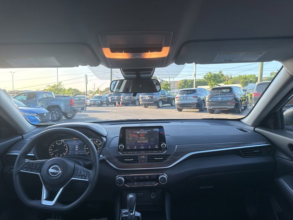 Used 2024 Nissan Altima 2.5 SV FWD image 16